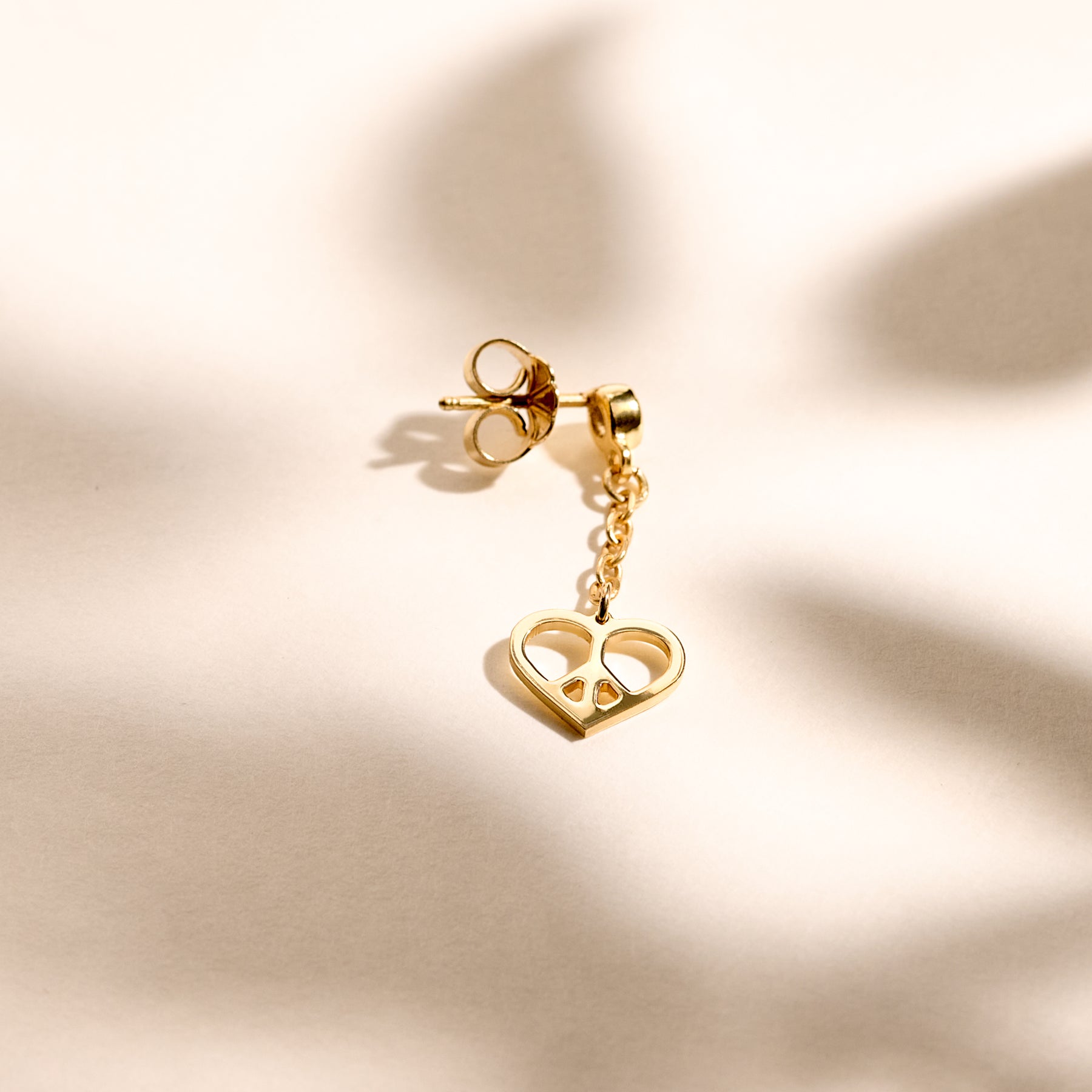 Boucles d'oreilles Peace x Les Félines Paris.