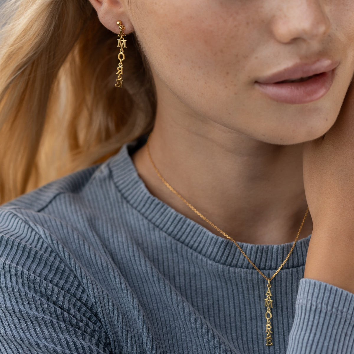 Boucles d'oreilles verticale Amore plaqué or