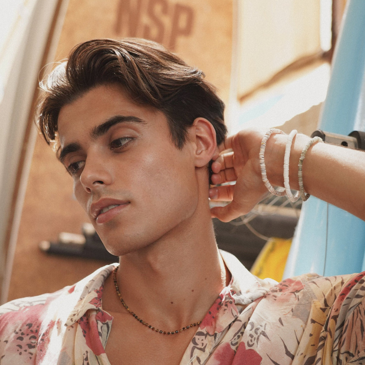 Bracelet coquillage nude homme.