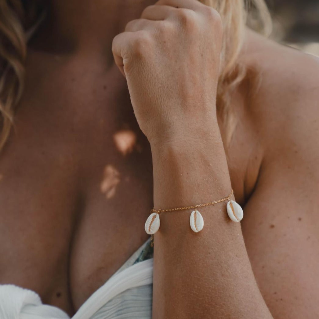 Bracelet 5 cauris en plaqué or