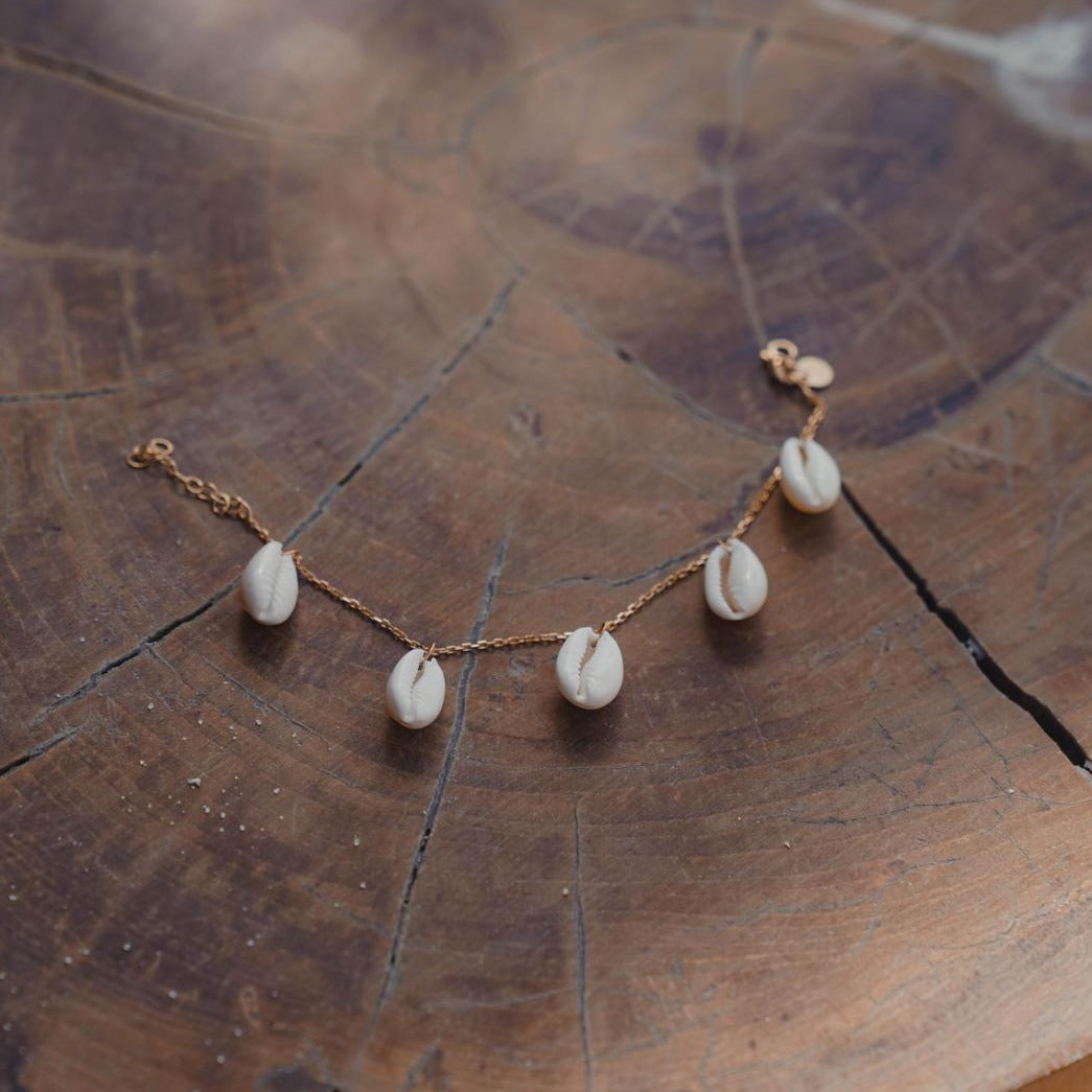 Bracelet 5 cauris en plaqué or