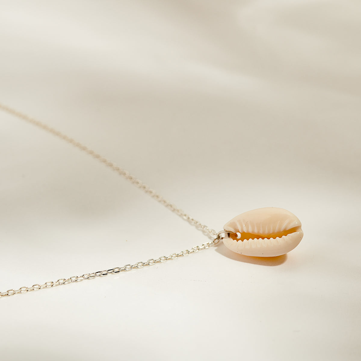 Collier Coquillage Uni Blanc Argent - LES FÉLINES PARIS