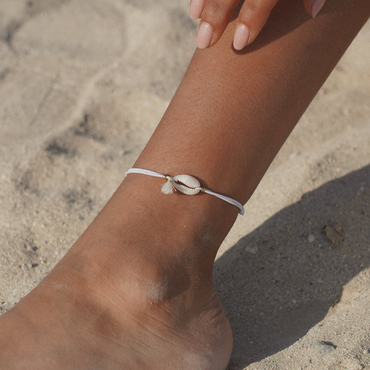 Bracelet de cheville avec cauri naturel.