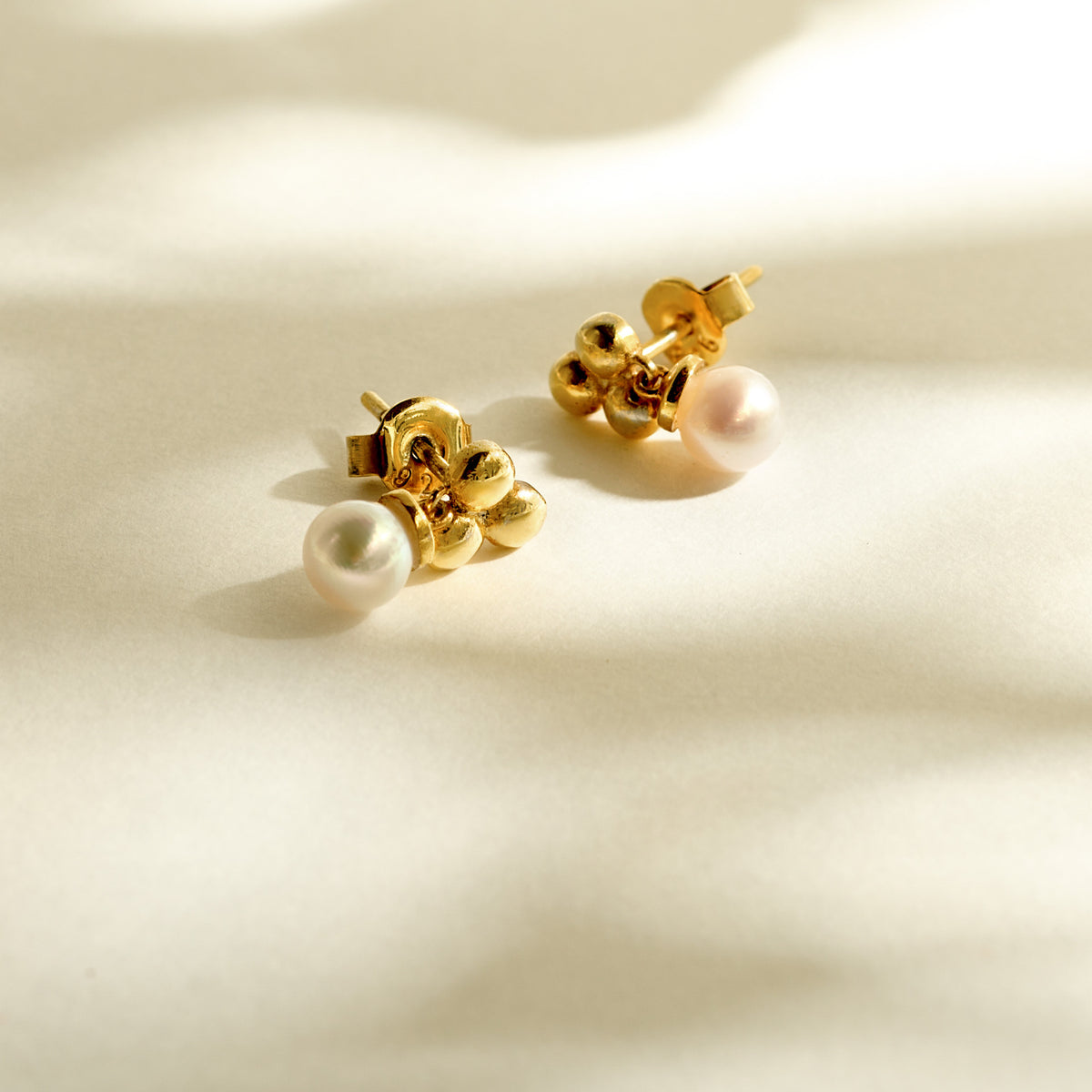 Boucle d'oreille Perle blanche plaqué or