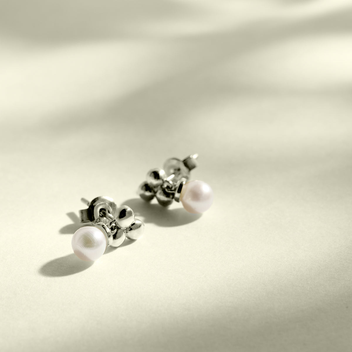 Boucle d'oreille Perle blanche argent