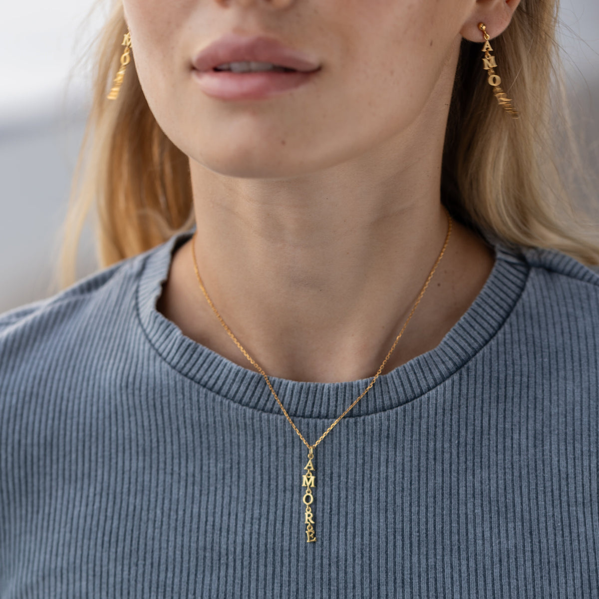 Collier veticale Amore plaqué or